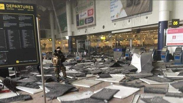 El interior del aeropuerto de Bruselas, tras la doble explosión