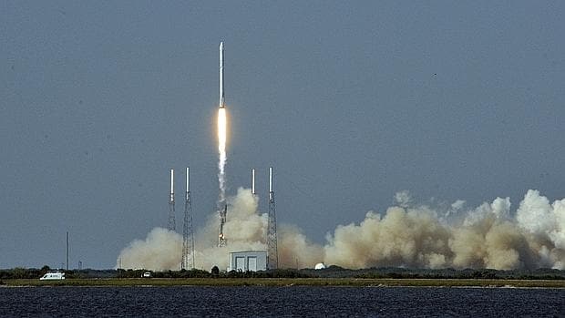 Space X logra posar un cohete en una plataforma flotante tras abastecer a la EEI