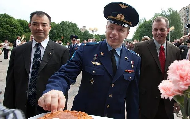 El cosmonauta Oleg Kotov (centro) en una ceremonia celebrada en Moscú