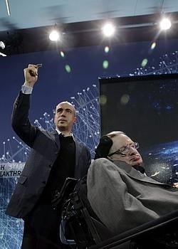 Yuri Milner y Hawking, durante la presentación