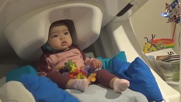 Un bebé escucha palabras en dos idiomas en un escáner
