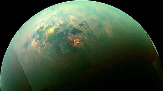 Destellos de luz solar en los mares del norte de Titán, en el infrarrojo cercano