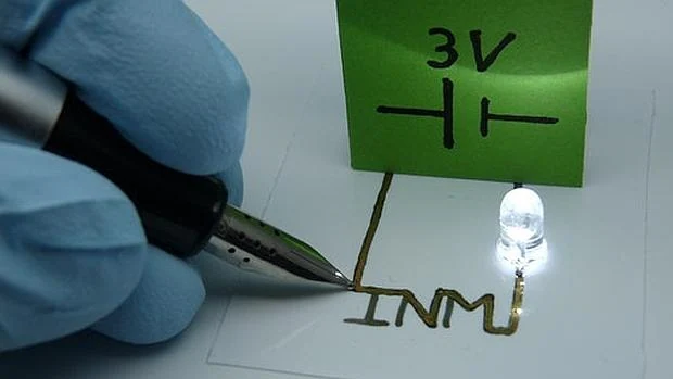 Los investigadores han cargado el cartucho de una pluma estilográfica con la nueva tinta. Con ella han dibujado un circuito electrónico que permite iluminar un LED.