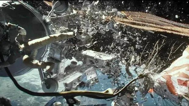 Fotograma de Gravity, en el que se representa el peor escenario posible: una reacción en cadena de destrucción de satélites y naves a causa de la basura espacial