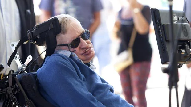 El físico Stephen Hawking a su llegada a la isla de Tenerife donde participará en el Festival Starmus