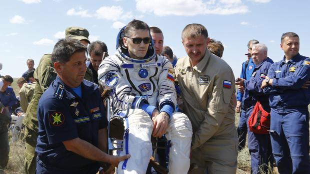 El astronauta Yuri Malenchenko es ayudado por el personal de Tierra a su llegada