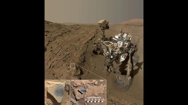 El Curiosity en el sitio «Windjana», donde encontró rocas que contienen minerales de óxido de manganeso, que requieren abundante agua y condiciones fuertemente oxidantes para formarse
