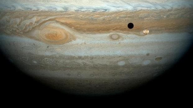 La luna Io pasa por delante de Júpiter