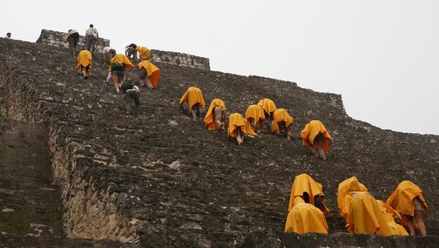 Los expedicionarios suben a una de las pirámides de Calakmul