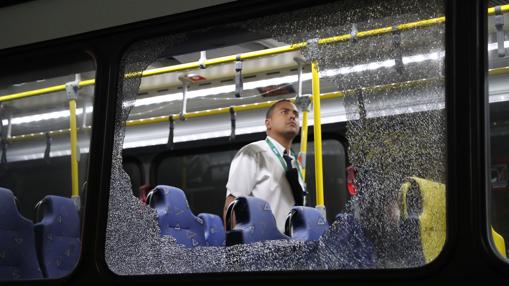 Atacado un autobús lleno de periodistas en Río