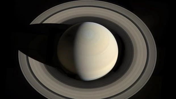 Imagen superior de Saturno. En el polo norte puede apreciarse una gran tormenta hexagonal permanente