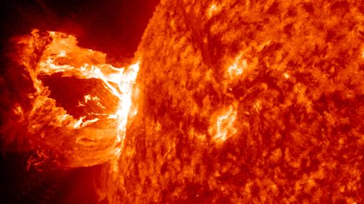 Eyección de masa coronal en el Sol, ocurrida en 2012 y no dirigida contra la Tierra