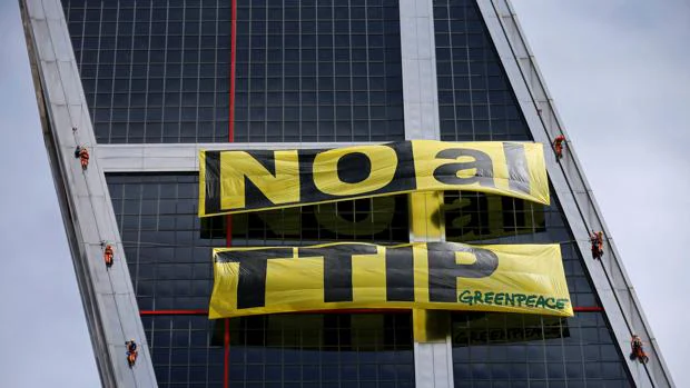 Activistas de Greenpeace colocaron una pancarta en Madrid contra el TTIP el pasado mayo