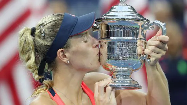 La alemana Kerber besa el trofeo tras ganar la final del US Open