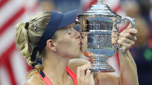 La alemana Kerber besa el trofeo tras ganar la final del US Open