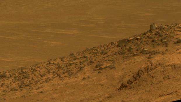 El incansable rover Opportunity baja por un barranco en Marte