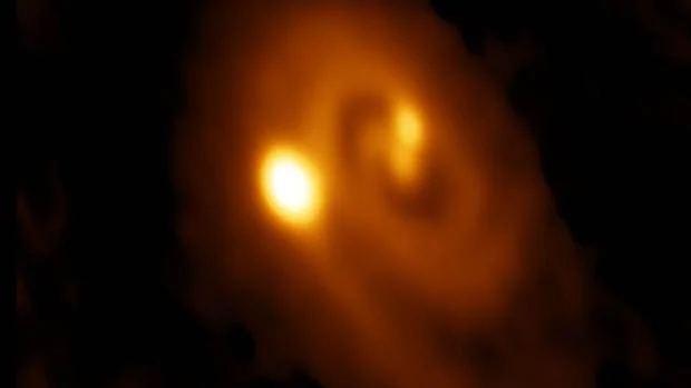 Detectan el «bebé» recién nacido de una estrella triple