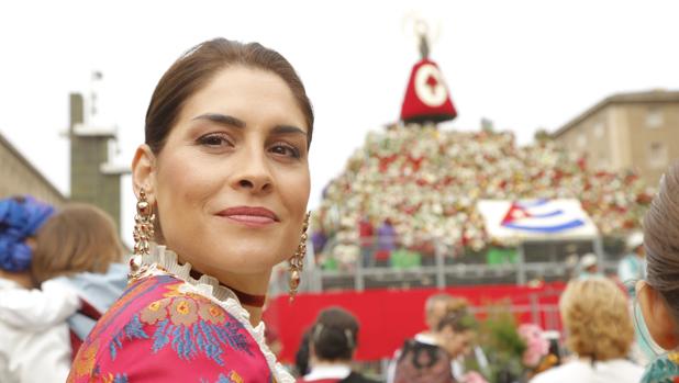 Miles de personas confeccionan con flores el manto de la Virgen del Pilar en Zaragoza