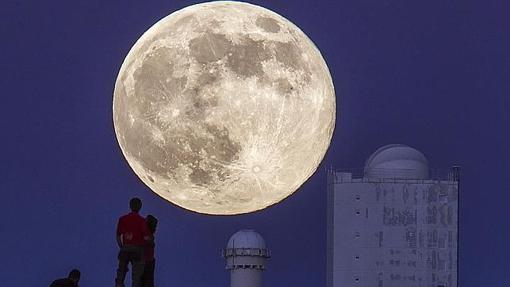 Imagen de archivo de una superluna