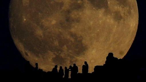 Luna llena sobre Atenas, en una imagen de archivo