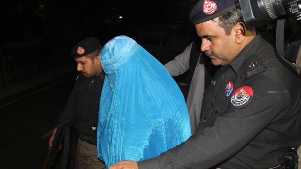 La policía paquistaní escolta a Sharbat Gula del hospital en el que se encontraba para ser deportada