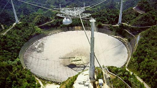 Radiotelescopio de Arecibo, capaz de captar ondas de radio provenientes de las profundidades del espacio