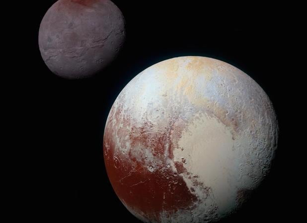 Plutón y Caronte, en falso color. Delante se aprecia una depresión en forma de corazón y cubierta de hielo
