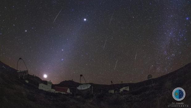 Meteoros gemínidas sobre los telescopios MAGIC (ORM, IAC) el 13 de diciembre de 2015. También es visible la luz zodiacal y los planetas Venus, Marte y Júpiter