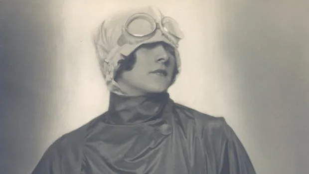 La actriz alemana Eva Brand, con un impermeable, en una foto de archivo de 1923