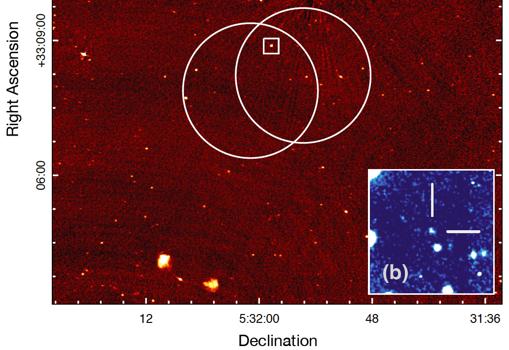 Posición de la galaxia deorigen del estallido FRB 121102 (en el recuadro azul ampliado desde el pequeño cuadrado blanco de la izquierda)