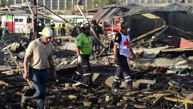 El equipo de rescate, en Tultepec tras el accidente