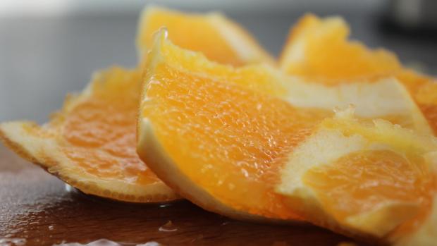 La piel de naranjas y limones está cargada de vesículas rellenas de aceites aromáticos