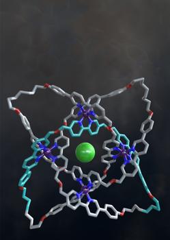 Representación de la estructura cristalizada del bucle de 192 átomos. El hierro (en púrpura), oxígeno (en rojo), carbono (gris metalizado) y cloro (verde)