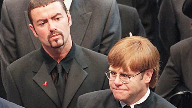 George Michael y Elton John, en el funeral por Diana de Gales en 1997