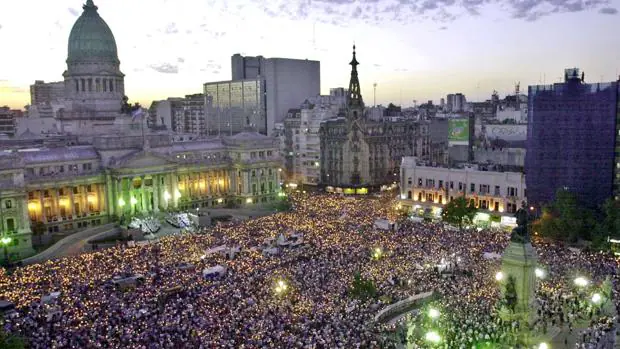 Cientos de argentinos protestan contra el gobierno de Nestor Kirchner en 2004 frente al Congreso
