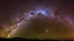 Las nubes de Magallanes se pueden ver justo por encima del horizonte y por debajo del arco de la Vía Láctea