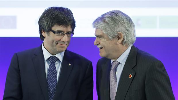 El ministro de Asuntos Exteriores y Cooperación, Alfonso Dastis Quecedo (d), y el presidente de la Generalitat, Carles Puigdemont, durante la inauguración del foro euromediterráneo