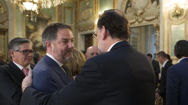 Mariano Rajoy saluda al director de ABC, Bieito Rubido