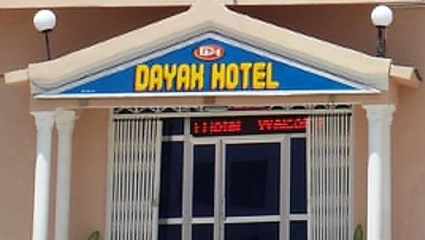 Un hombre herido recibe ayuda tras un atentado en el Hotel Dayah cerca del Parlamento en Mogadiscio, Somalia