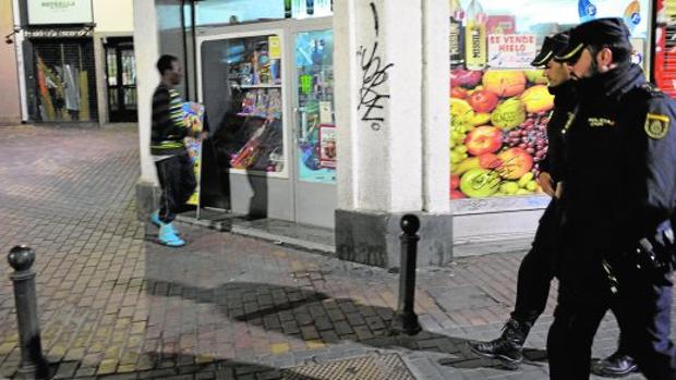 Agentes de la Policía Nacional, patrullando anoche por la zona de las tascas de Murcia