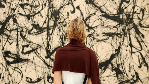 Una mujer contempla un cuadro de Pollock. Los trazos amorfos pero repetidos generan imágenes en la mente