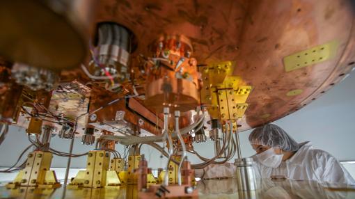 Una investigadora trabajando sobre una de las estructuras a temperatura intermedia del criostato de CUORE, que cuenta con metro cúbico más frío del universo, cercana al cero absoluto, todo un récord.