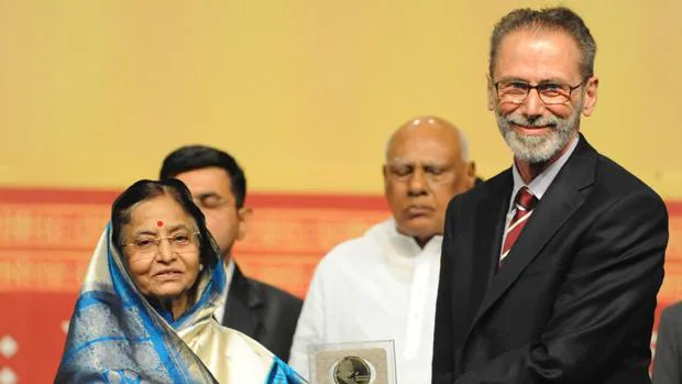 Yves Meyer recibe en 2010 el premio Gauss en Hyderabad, India