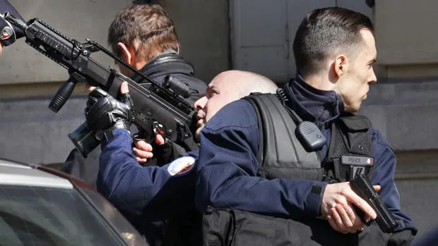 Agentes franceses, frente a la sede del FMI en París tras la explosión