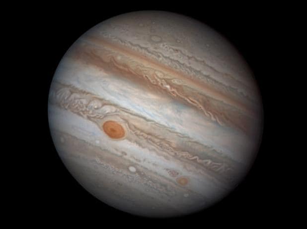 Espectacular imagen de Júpiter que muestra la «Gran Mancha Roja» (centro a la izquierda) y la «Pequeña Mancha Roja» (abajo a la derecha)
