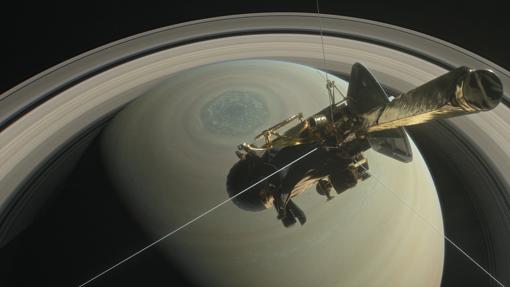 La nave espacial Cassini de la NASA por encima hemisferio norte de Saturno