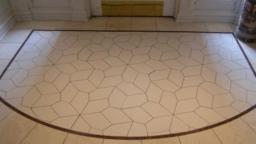 Vestíbulo de entrada a la sede de la Mathematical Association of America (Washington) con un embaldosado pentagonal descubierto por Marjorie Rice