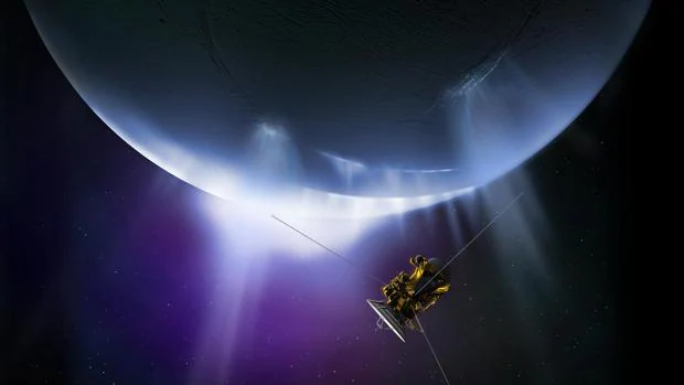 La sonda Cassini explora Encélado. Los científicos han captado la presencia de dos gases, hidrógeno molecular y dióxido de carbono, que en nuestro planeta permiten el crecimiento de arqueas
