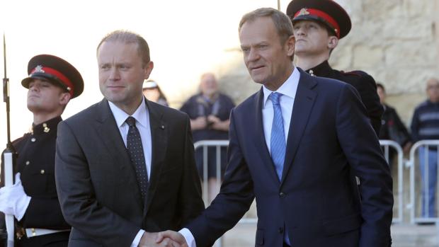 El primer ministro maltés, Joseph Muscat (izq), recibe al presidente del Consejo Europeo, Donald Tusk (dcha)