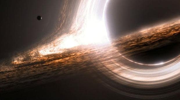 Fotograma de la película Interstellar, con un enorme agujero negro.